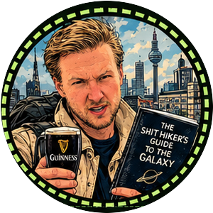 Comic-Timm mit Guinness und dem Shithiker's Guide vor der Berliner Skyline